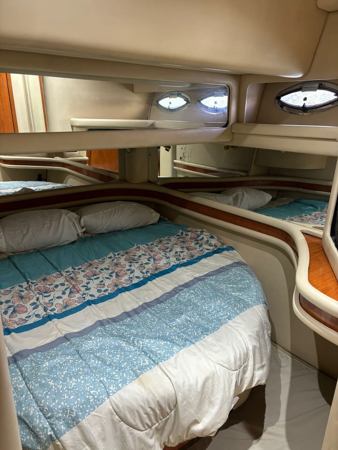 50′ Luxury Boat