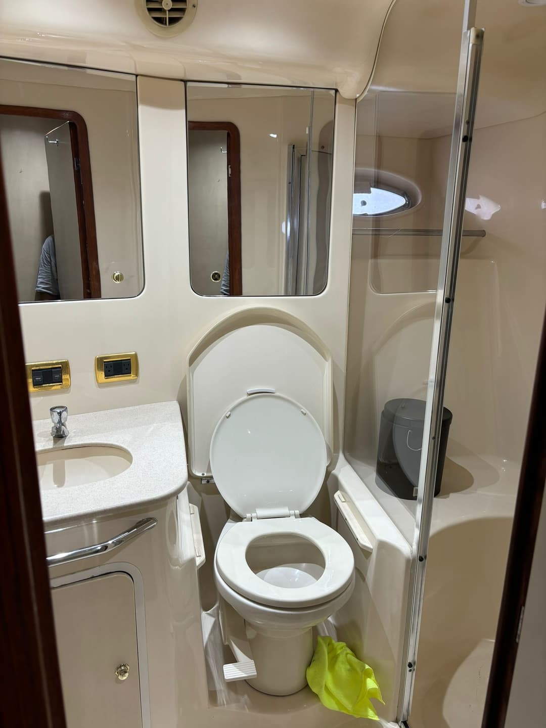 50′ Luxury Boat